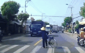 Cảm động clip hai tài xế nhường đường cho bà cụ vào cuối năm