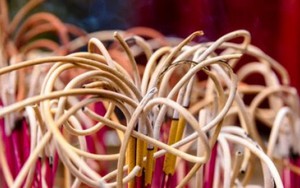 3 dấu hiệu nhang nhà bạn đang thắp "nhả" độc chất vào không khí