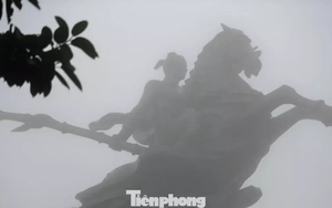 Tượng Gióng mờ ảo trong sương sớm đầu năm