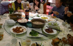 Buổi họp lớp 40 người, 5 người lương 3,7 tỷ ngồi riêng một bàn: Lớp trưởng nói 1 câu khiến cả 5 buông đũa