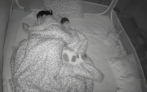 Con trai 11 tuổi ngủ với mẹ, camera ghi lại khoảnh khắc bất thường