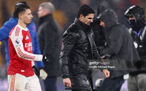 Mất điểm khó tin trước đội cuối bảng, vị trí số 1 của Arsenal bị lung lay