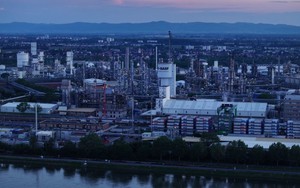 Giá điện tăng không tưởng lên 3 triệu đồng/MWh, hàng nghìn sếp lớn châu Âu đồng loạt cảnh báo  