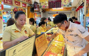 Ngay Tết, hàng loạt cửa hàng vàng ra thông báo nóng