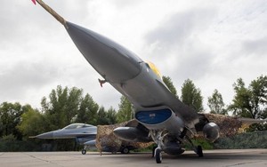 Phi công Mỹ và Hà Lan lái máy bay F-16 phục vụ cho Ukraine