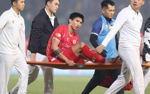 Văn Hậu chấn thương phải rời sân bằng cáng