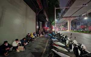 Người dân đổ xô xếp hàng đợi mua từ 21h ngày 1/2, giá bạc hôm nay thế nào?