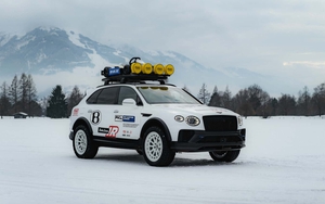 Bentley Bentayga có bản độ cho người mê offroad: Ngoại hình hầm hố, thêm lốp địa hình, khoảng sáng gầm nâng lên hơn 30cm, có chiếc go-kart trên nóc xe