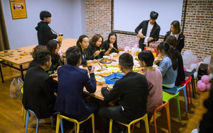 Họp lớp, tôi phát hiện lớp trưởng ở nhà thuê nhưng lại sẵn sàng bao bữa ăn hết 60 triệu đồng: Ngày hôm sau gặp riêng, tôi chết sững