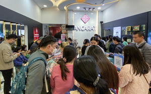 Bạc ở Việt Nam không khan hiếm, vì sao người dân phải xếp hàng mua bằng giấy hẹn?