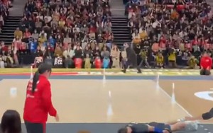 Đang viral màn xin lỗi độc lạ của VĐV Nhật Bản sau sự cố ném bóng trúng cô bé ngoài đường biên