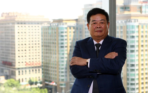 Vị tỷ phú 'bắt' con trai làm công nhân, quyên nửa tài sản làm từ thiện