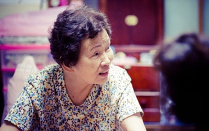 Tết về quê biếu bố mẹ chồng 26 triệu đồng sửa nhà, vừa bước vào phòng ngủ, con dâu lập tức đặt vé về lại thành phố