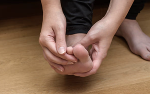 Gan "kêu cứu" bằng cách phát ra dấu hiệu này ở chân: Kiểm tra ngay xem bạn có không