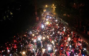 Yên Tử thất thủ, kẹt cứng từ 4h sáng: Du khách đông nghịt, ai cũng cầm 1 chiếc gậy trong tay