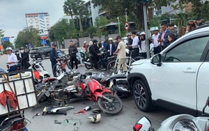 Ô tô tông loạt xe máy đang dừng đèn đỏ ở Hải Phòng, hai người nhập viện