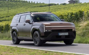 Bắt gặp Hyundai Santa Fe facelift chạy thử: Là bản chạy điện có thể sạc bằng máy xăng, đèn mới mở ra hy vọng thiết kế bớt gây tranh cãi