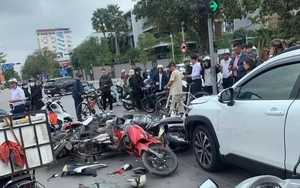 Tài xế ô tô 62 tuổi nghi đạp nhầm chân gây tai nạn cho 12 xe máy đang chờ đèn đỏ ở Hải Phòng