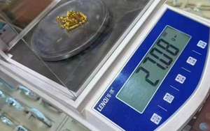 Khách mang 93,22g vàng đi bán, thấy chủ tiệm vàng cân lại chỉ được 84,47g liền báo cơ quan chức năng, vạch trần hành vi trục lợi 19 triệu đồng