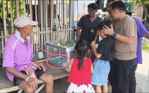 Người phụ nữ bắt rắn xanh lam "cực hiếm", chuyện lạ diễn ra ngay sau đó khiến dân làng kéo đến kín sân