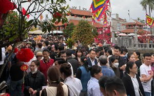 Cảnh tượng tại nơi chỉ họp chợ duy nhất 1 lần trong năm: Đêm nay mới là chính hội