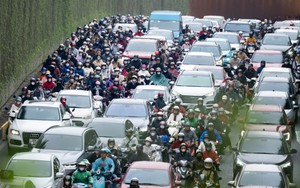 Sáng khai xuân, dân công sở Hà Nội đối mặt "kiếp nạn" đầu tiên của năm mới