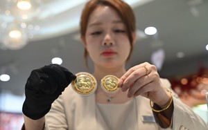 Vàng tăng 4 triệu đồng/lượng: 0,1 chỉ gây "sốt", đồng vàng Thiên Mã hoa đăng đẹp mãn nhãn