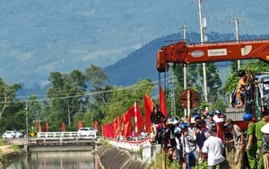 Phát hiện 2 thi thể cùng ô tô dưới kênh ở Gia Lai