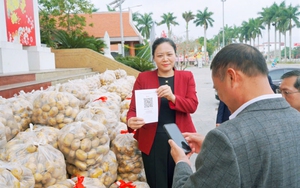 Lãnh đạo xã ở Hưng Yên livestream bán 4,5 tấn khoai tây giúp dân