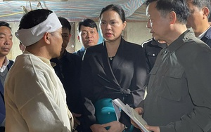 Phó Thủ tướng Trần Hồng Hà thăm hỏi gia đình các nạn nhân vụ chìm tàu chở khách trên hồ Thác Bà