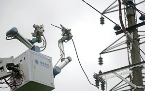 Tử thần "chào thua" đường dây 10 kV: Robot Trung Quốc lần đầu thay thế con người sửa điện trực tiếp!