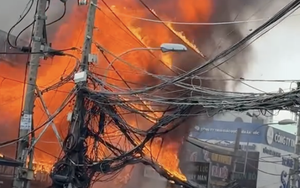 Cháy lớn cửa hàng nội thất ở TPHCM