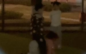 Bé gái 5 tuổi bị bạn lạ "cưỡi như ngựa" giữa sân chung cư