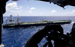 Truy đuổi xuyên Đại Tây Dương, Mỹ vừa chặn bắt một tàu chở dầu bất hợp pháp, hoạt động dưới tên giả