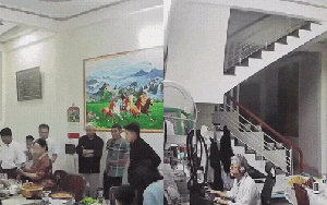 Xem camera ở nhà sau Tết, con cháu sững người khi thấy điều bố đang làm