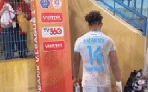 Xuân Son tức giận ném chai nước