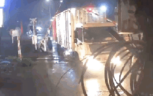 Video: Cú va chạm kinh hoàng với tàu hoả, tài xế xe tải tử vong tại chỗ