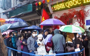 Hà Nội mưa tầm tã cũng không ngăn nổi dòng người đi mua vàng Vía Thần tài