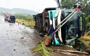 Đồng Nai: Lật xe khách trên Quốc lộ 14, 3 người thương vong