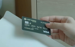 Tôi nghĩ mình lấy nhầm người cho đến khi nhìn thấy chiếc thẻ đen đặt trong ngăn kéo