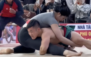 Xem đấu vật hội làng kịch tính: "Quỷ lùn" Đào Hồng Sơn chật vật đấu hotgirl Anh Thơ