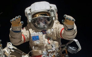 Vì sao nhiều phi hành gia bị rụng hết móng tay khi đi ra ngoài vũ trụ?