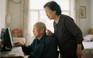 Con trai đưa gia đình đi du lịch 1 tháng, bỏ cha già ở lại: Ngày trở về mở cửa, ai nấy đều chết lặng