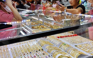 Giá vàng hôm nay 3-2: Tiếp tục lao xuống