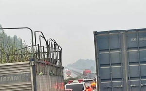 Lật xe đầu kéo trên cao tốc Nội Bài – Lào Cai, giao thông ùn tắc cục bộ