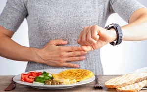 Nghe lời ChatGPT làm 2 việc, cô giáo phải "cầu cứu" bác sĩ