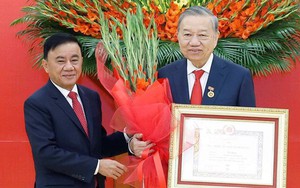 Trao Huy hiệu 45 năm tuổi Đảng tặng Tổng Bí thư Tô Lâm