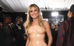 Siêu mẫu 52 tuổi gây tranh cãi với váy giả khỏa thân, đi lại không nổi tại Grammy