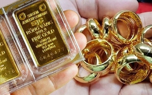 Giá vàng đột ngột tăng mạnh, thậm chí vượt kỷ lục 17 năm, chuyên gia dự báo kịch bản gì?