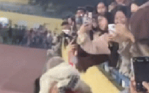 Văn Hậu hôn Doãn Hải My giữa sân Hàng Đẫy trước hàng ngàn khán giả gây xôn xao